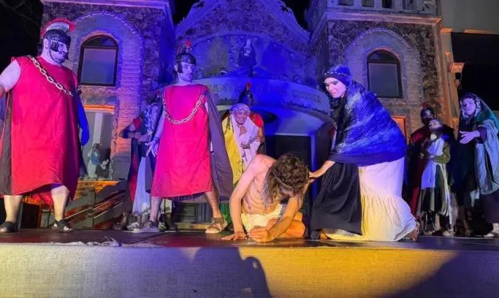 ESPETÁCULO “LUZES DA PAIXÃO” EMOCIONA MULTIDÃO NO MORRO DA BORÚSSIA