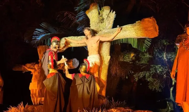 ESPETÁCULO “LUZES DA PAIXÃO” EMOCIONA MULTIDÃO NO MORRO DA BORÚSSIA