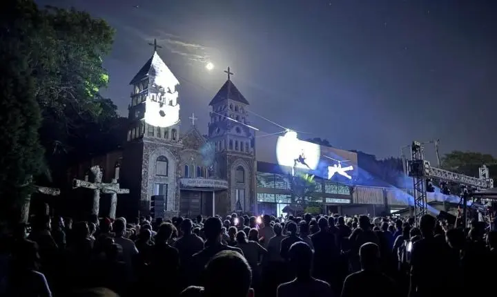 ESPETÁCULO “LUZES DA PAIXÃO” EMOCIONA MULTIDÃO NO MORRO DA BORÚSSIA
