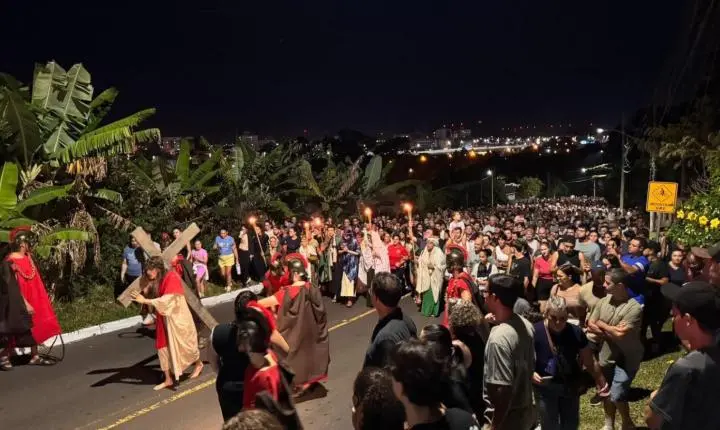 ESPETÁCULO “LUZES DA PAIXÃO” EMOCIONA MULTIDÃO NO MORRO DA BORÚSSIA