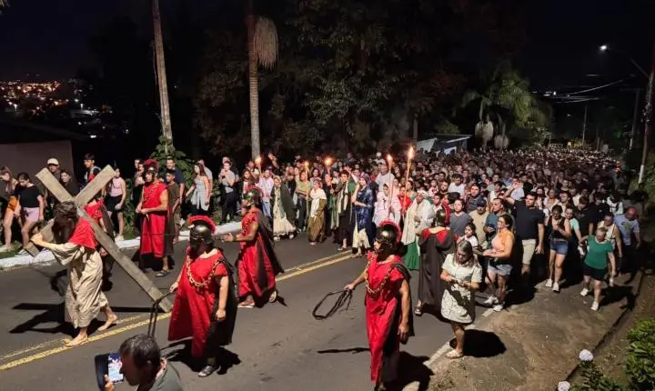 ESPETÁCULO “LUZES DA PAIXÃO” EMOCIONA MULTIDÃO NO MORRO DA BORÚSSIA