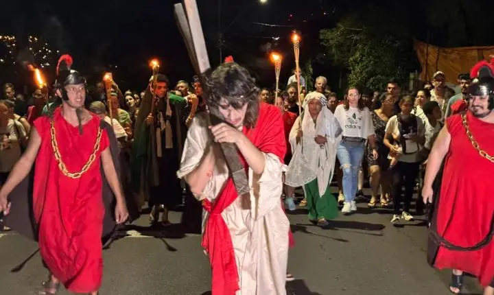 ESPETÁCULO “LUZES DA PAIXÃO” EMOCIONA MULTIDÃO NO MORRO DA BORÚSSIA