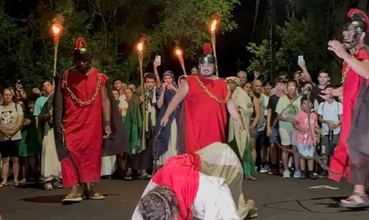 ESPETÁCULO “LUZES DA PAIXÃO” EMOCIONA MULTIDÃO NO MORRO DA BORÚSSIA