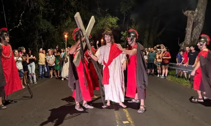 ESPETÁCULO “LUZES DA PAIXÃO” EMOCIONA MULTIDÃO NO MORRO DA BORÚSSIA