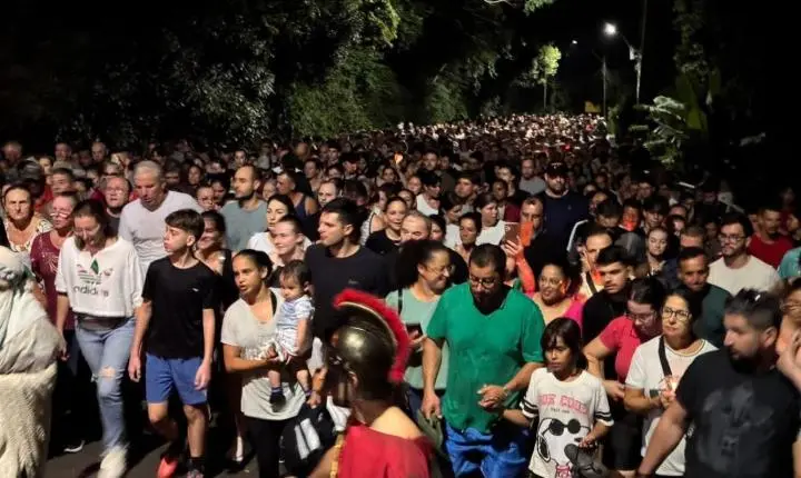 ESPETÁCULO “LUZES DA PAIXÃO” EMOCIONA MULTIDÃO NO MORRO DA BORÚSSIA