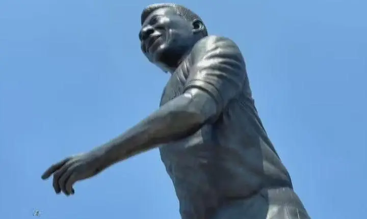 Estátua gigante de Pelé é instalada em cidade do México que receberá jogos da Copa do Mundo de 2026