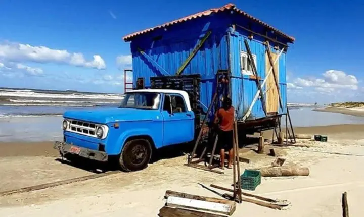 FIM DE TEMPORADA: QUIOSQUEIROS DEIXAM A FAIXA DE PRAIA DE IMBÉ APÓS VERÃO