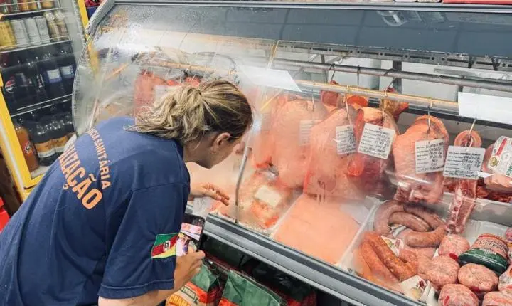 Força-Tarefa do Programa Segurança dos Alimentos fiscaliza estabelecimentos em Torres e apreende 350 quilos de produtos impróprios