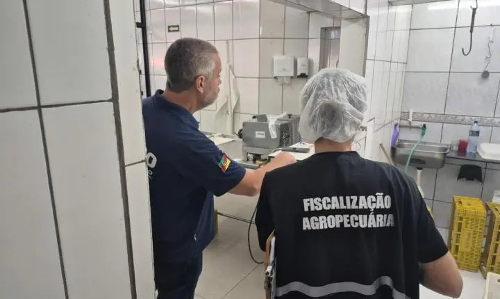 Força-Tarefa do Programa Segurança dos Alimentos fiscaliza estabelecimentos em Torres e apreende 350 quilos de produtos impróprios
