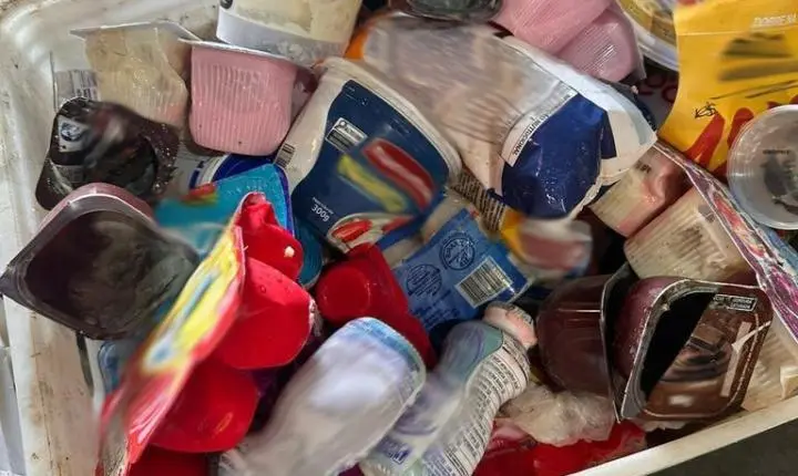 FORÇA-TAREFA INTERDITA DEPÓSITO DE RESTAURANTE E APREENDE 700 QUILOS DE PRODUTOS IMPRÓPRIOS EM TRAMANDAÍ