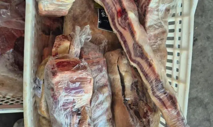 FORÇA-TAREFA INTERDITA DEPÓSITO DE RESTAURANTE E APREENDE 700 QUILOS DE PRODUTOS IMPRÓPRIOS EM TRAMANDAÍ