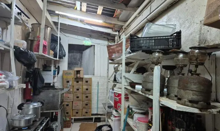 FORÇA-TAREFA INTERDITA DEPÓSITO DE RESTAURANTE E APREENDE 700 QUILOS DE PRODUTOS IMPRÓPRIOS EM TRAMANDAÍ