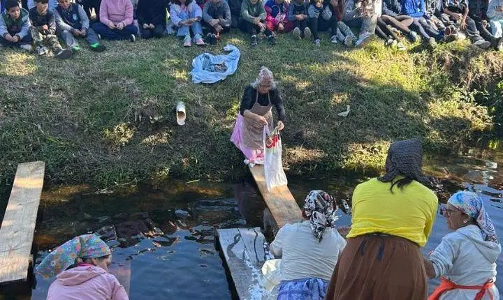 História das lavadeiras de Arroio do Sal é mantida viva com apresentação cultural e lançamento de livro infantil