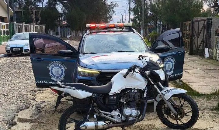 Homem é preso após perseguição com motos na areia e ataque contra viatura da Guarda Municipal de Imbé 
