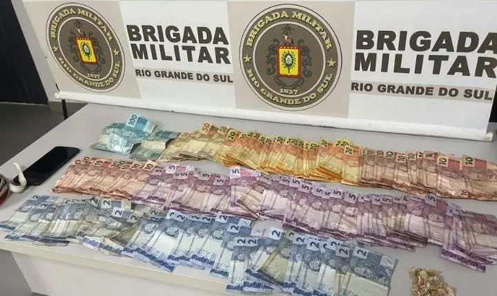 Homem é preso com 20 pedras de crack durante abordagem da Brigada Militar em Santo Antônio da Patrulha