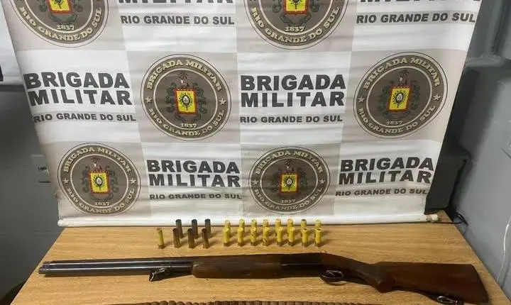 Homem é preso com espingarda roubada e munições durante patrulhamento em Osório