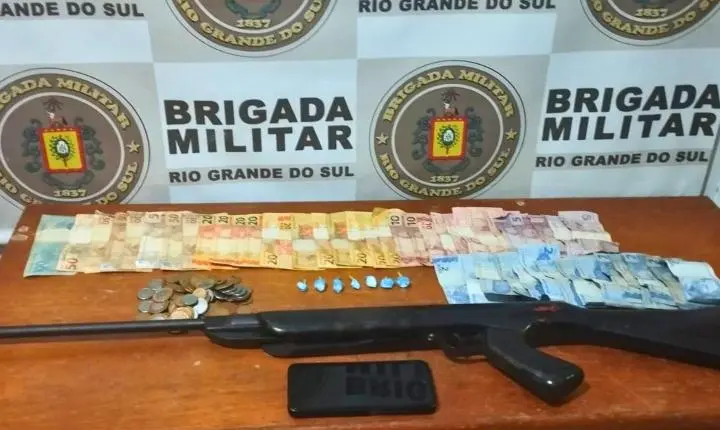 🚨 Homem é preso por tráfico de drogas em Balneário Pinhal