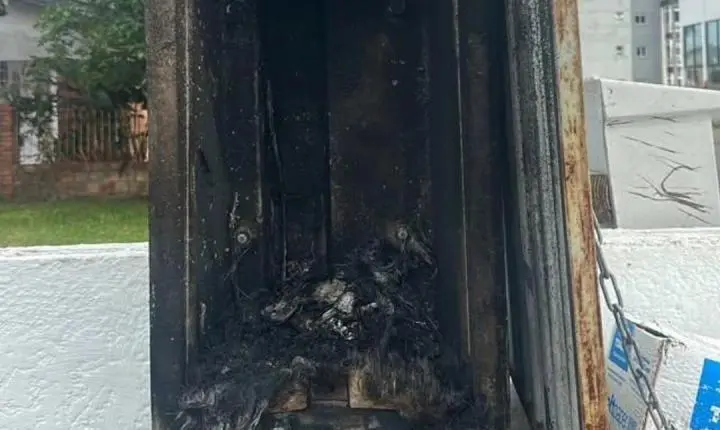 Incêndio atinge caixa de luz de poste em farmácia no centro de Osório