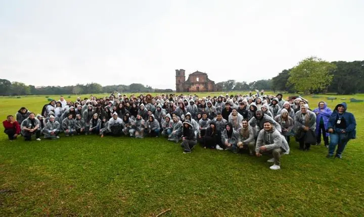 Jovens do Partiu Futuro conhecem legado das Missões em roteiro cultural no RS