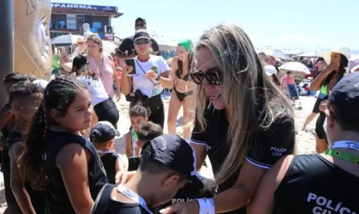 Minirrústica e oficina de desenho da Polícia Civil são sucesso entre crianças no litoral norte