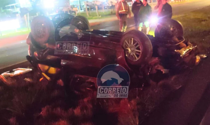 🚨 Motorista sai da pista, capota e colide contra poste na ERS-030 em Tramandaí