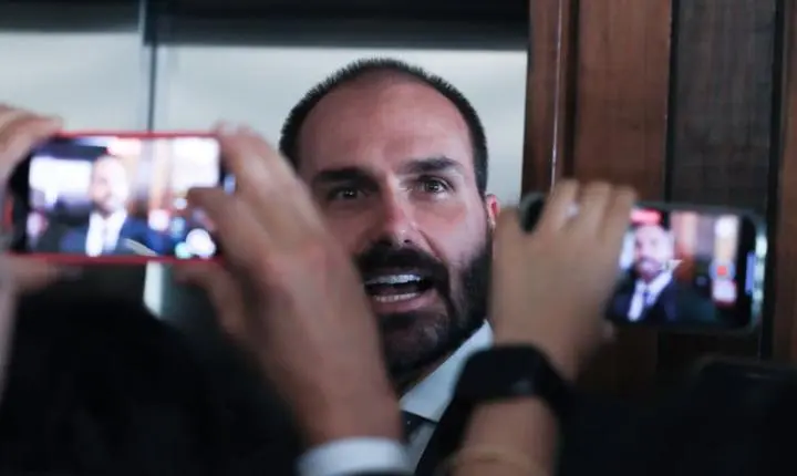 Motta notifica Eduardo Bolsonaro sobre processo de perda do mandato