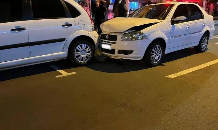 Perseguição policial termina em acidente no centro de Osório e causa danos à loja