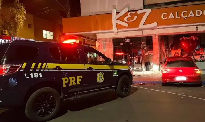 Perseguição policial termina em acidente no centro de Osório e causa danos à loja
