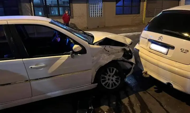 Perseguição policial termina em acidente no centro de Osório e causa danos à loja