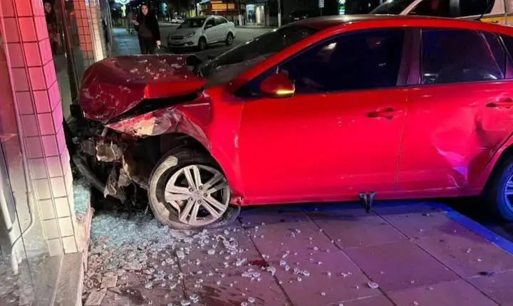 Perseguição policial termina em acidente no centro de Osório e causa danos à loja