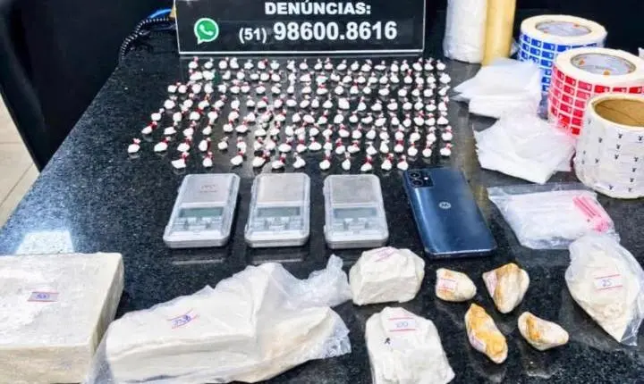 POLÍCIA CIVIL PRENDE DUAS PESSOAS EM FLAGRANTE POR TRÁFICO E ASSOCIAÇÃO PARA O TRÁFICO DE DROGAS E APREENDE MAIS DE UM QUILO DE COCAÍNA EM TRAMANDAÍ