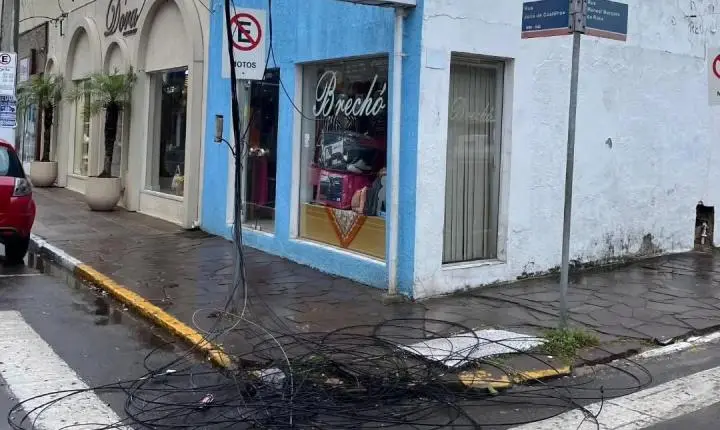 Poste pega fogo durante a madrugada e assusta moradores no Centro de Osório