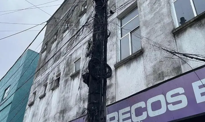 Poste pega fogo durante a madrugada e assusta moradores no Centro de Osório