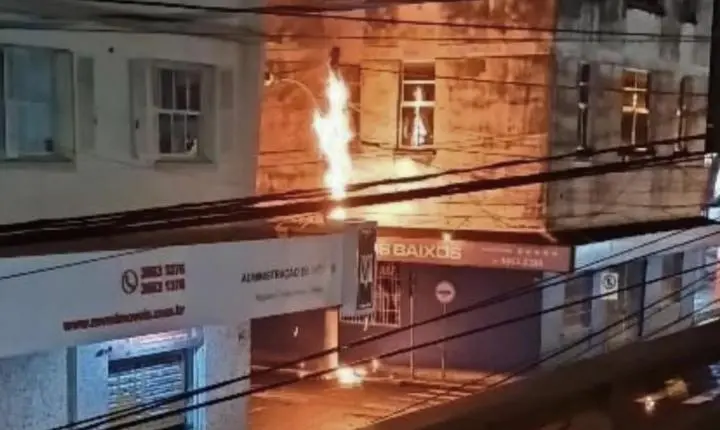 Poste pega fogo durante a madrugada e assusta moradores no Centro de Osório