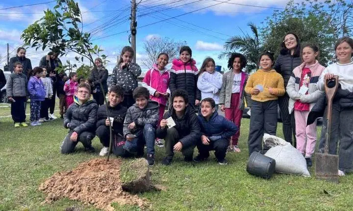 PRAÇA DO MEDIANEIRA EM OSÓRIO RECEBE O PLANTIO DE MUDAS DE ÁRVORES EM PROJETO COM FOCO EM LAZER, EDUCAÇÃO E MEIO AMBIENTE