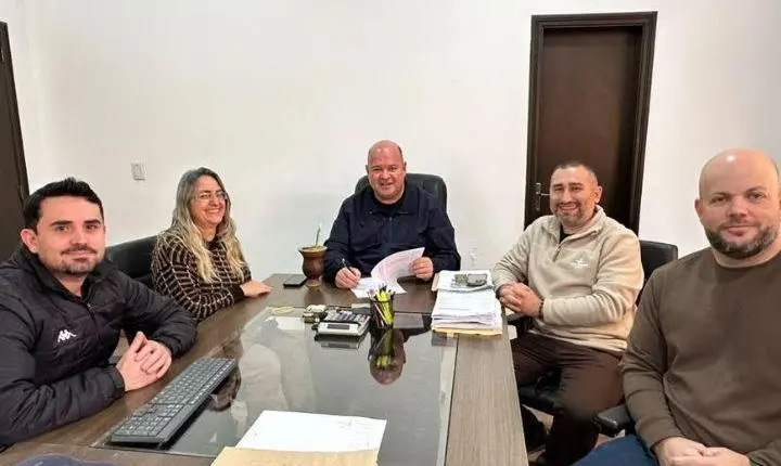 Prefeito Ique assina decretos com calendário de pagamentos e pontos facultativos para 2027