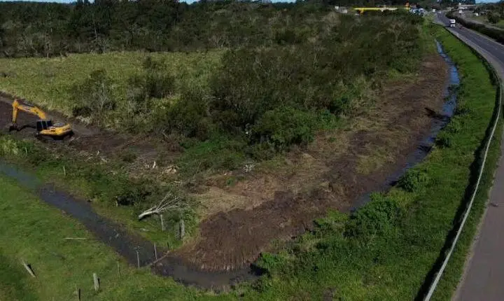 Prefeitura de Osório inicia o trabalho de drenagem do Distrito Industrial do município na BR 101