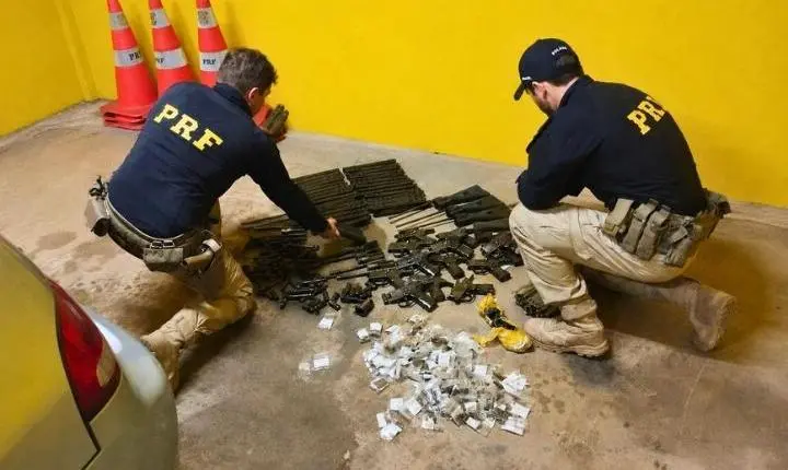 PRF apreende kits de fuzis HK G3 desmontados em fundo falso de Corsa em Torres