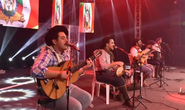 Primeira noite do XIX Rodeio Crioulo Internacional de Imbé reúne milhares de pessoas com muita música e tradicionalismo
