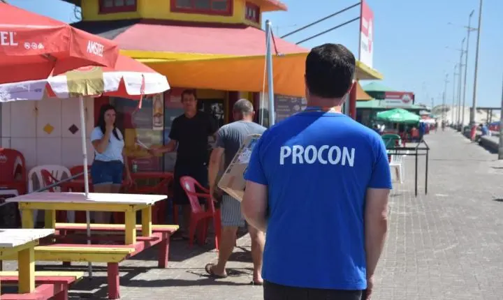 PROCON REALIZA VISITA NOS QUIOSQUES DA ORLA DE IMBÉ