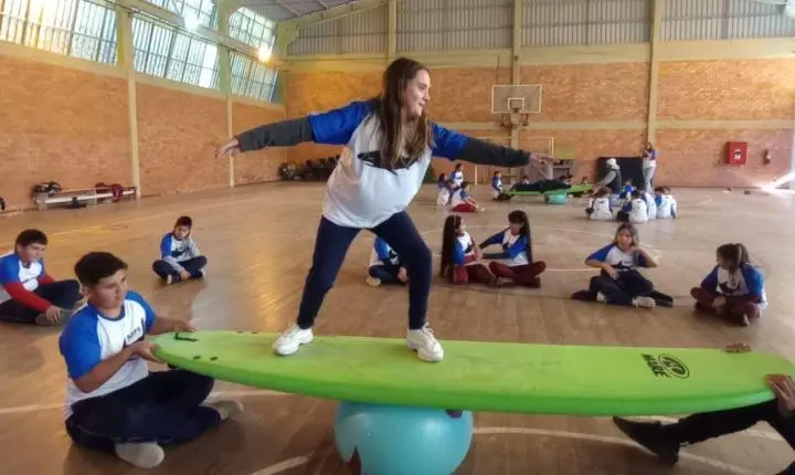 Projeto Resgate o Surfe no Sul inicia nova edição em Torres com incentivo da Corsan