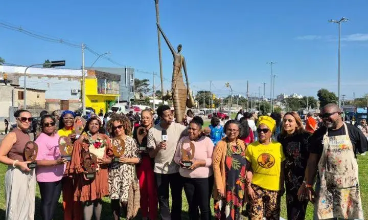 Rainha Ginga Francisca Dias recebe o Prêmio Dandara dos Palmares