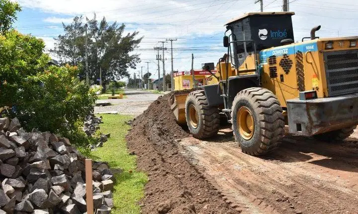 Secretaria Municipal de Obras e Viação de Imbé inicia a pavimentação na Rua General Osório no balnéario Marisul