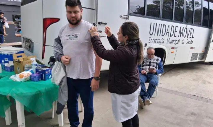 Secretaria Municipal de Saúde imuniza 330 pessoas contra a gripe em ação na Feira do Produtor em Osório