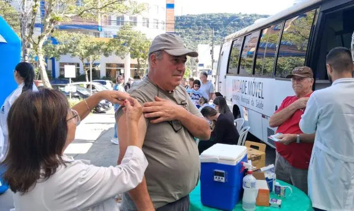 Secretaria Municipal de Saúde imuniza 460 pessoas contra a gripe no Largo dos Estudantes Sônia Chemale em Osório