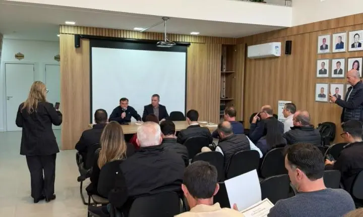 Secretário de Desenvolvimento e presidente da AMVAG participam de assembleia da Amlinorte