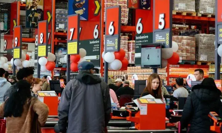 Stok Center oferece 150 vagas para a temporada de verão no litoral norte gaúcho 