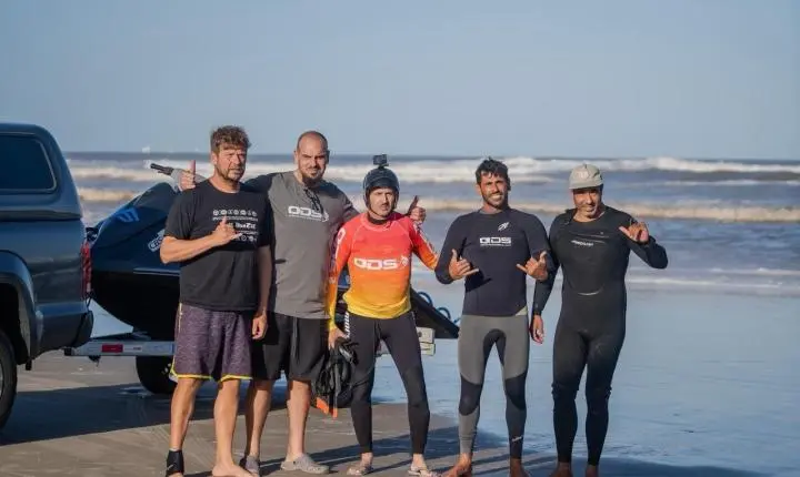 Surfistas atuam com apoio da Marinha em treinamentos e resgates no litoral gaúcho
