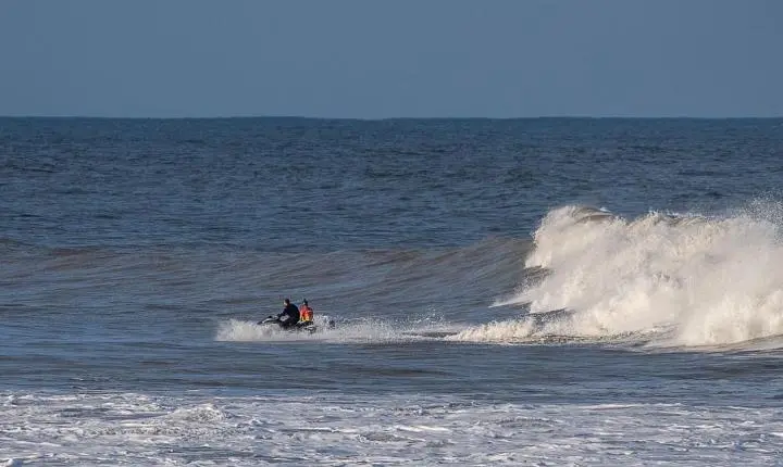 Surfistas atuam com apoio da Marinha em treinamentos e resgates no litoral gaúcho