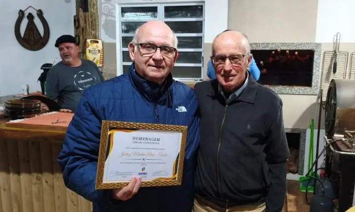  Tradicionalista, Joarez Martins Alves (Vedo) recebe do Prefeito de Osório certificado de homenagem da Semana Farroupilha